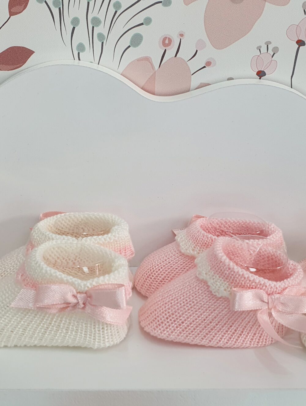 Patucos de Hilo Rosa y Blanco con Lazo Lateral
