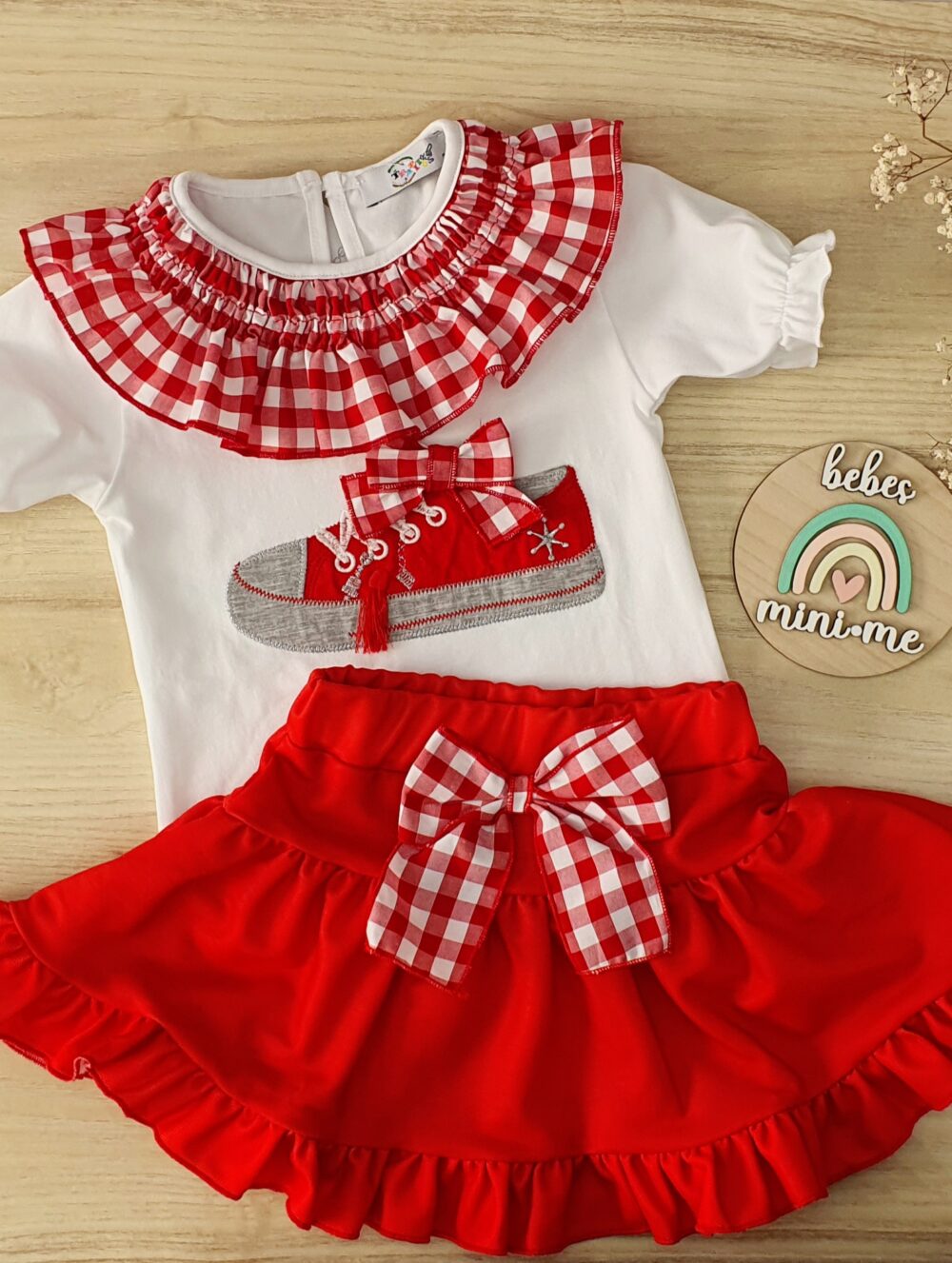 Conjunto Blanco y Rojo con Bordado de Zapatilla y Maxicuello Vichy