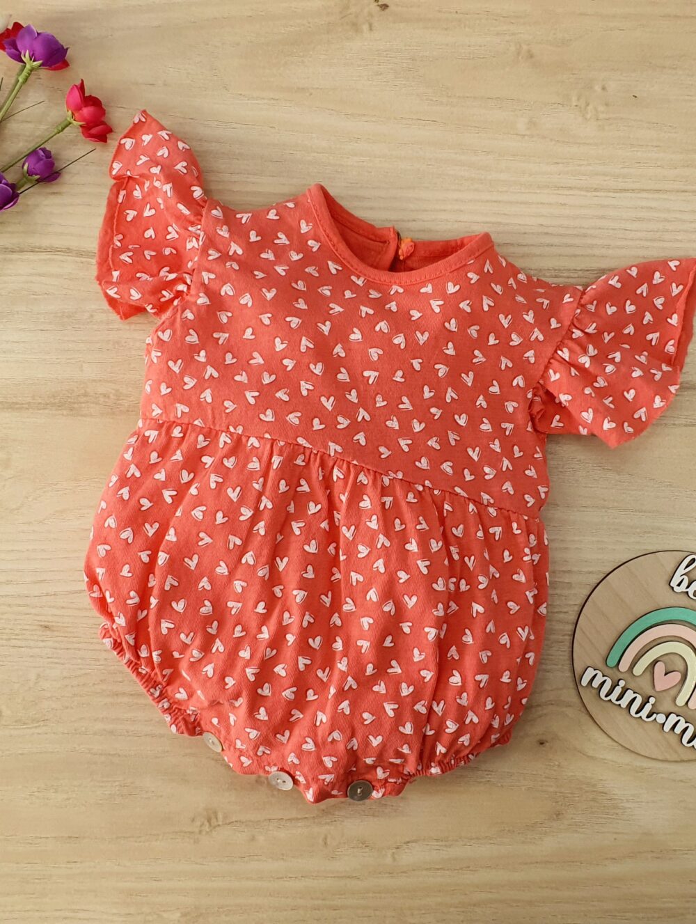Pelele Coral con Volantes y Corazones Blancos