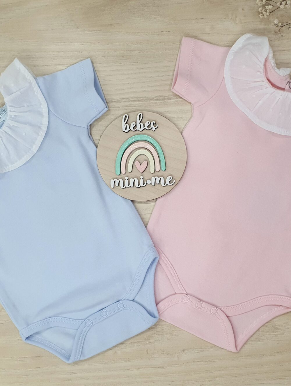 Body 100% Algodón con Cuello Volante de Plumeti – Azul o Rosa