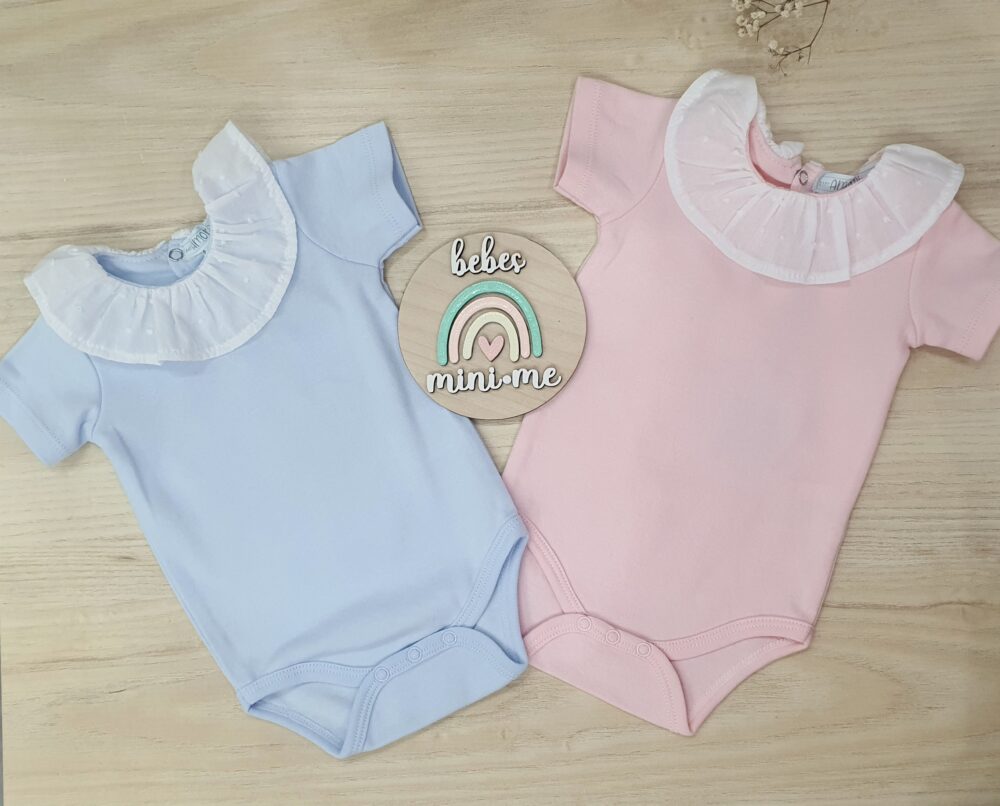Body 100% Algodón con Cuello Volante de Plumeti – Azul o Rosa