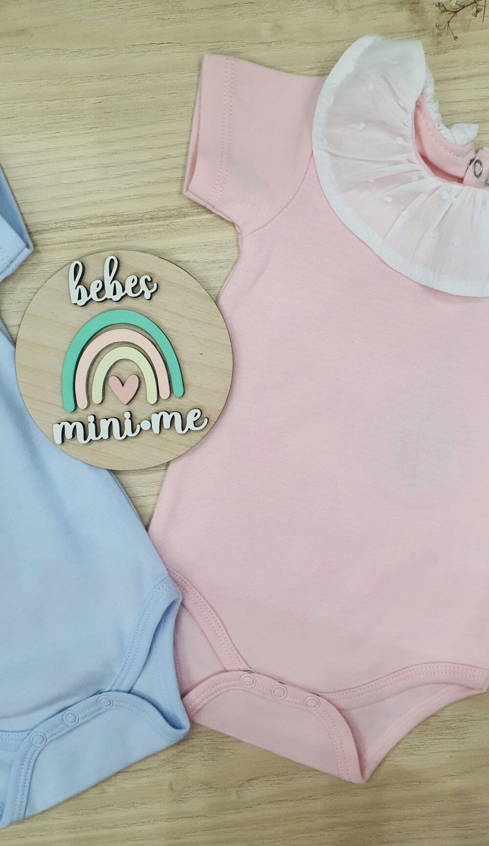 Body 100% Algodón con Cuello Volante de Plumeti – Azul o Rosa - Imagen 2