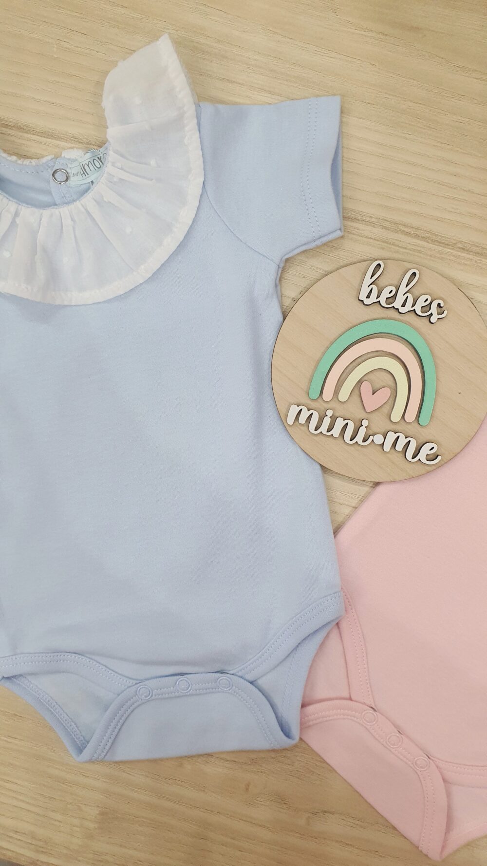 Body 100% Algodón con Cuello Volante de Plumeti – Azul o Rosa - Imagen 3
